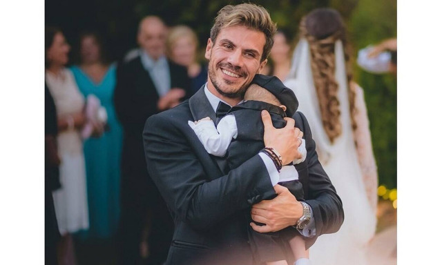 Άκης Πετρετζίκης: Το υπέροχο βίντεο με τον γιο του λίγες ημέρες μετά τη βάφτισή του