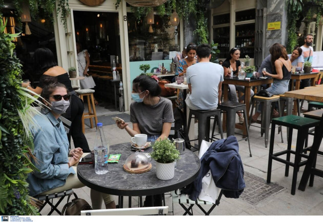 Κορονοϊός: Πώς θα «κινούνται» από σήμερα εμβολιασμένοι και μη - Τι ισχύει για μάσκα και εστίαση