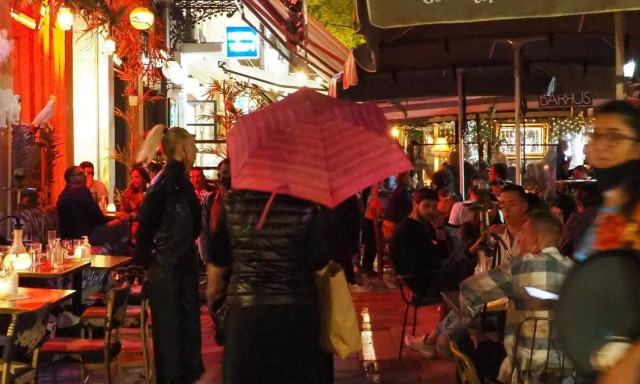 Σαββατοκύριακο ελευθερίας για εμβολιασμένους - Διχάζουν τους πολίτες τα μέτρα