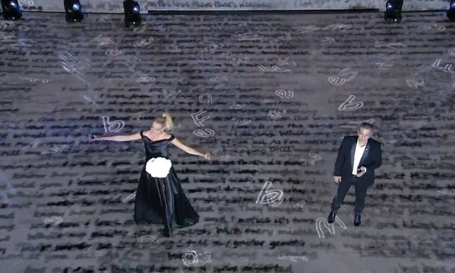 Just the 2 of US: «Λύγισε» η Σάσα Σταμάτη πάνω στη σκηνή – «Για σένα μπαμπά» (video)