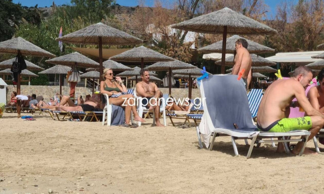 Χανιά: Φθινοπωρινές βουτιές στο Μαράθι Χανίων έκανε ο Κυριάκος Μητσοτάκης με τη σύζυγό του