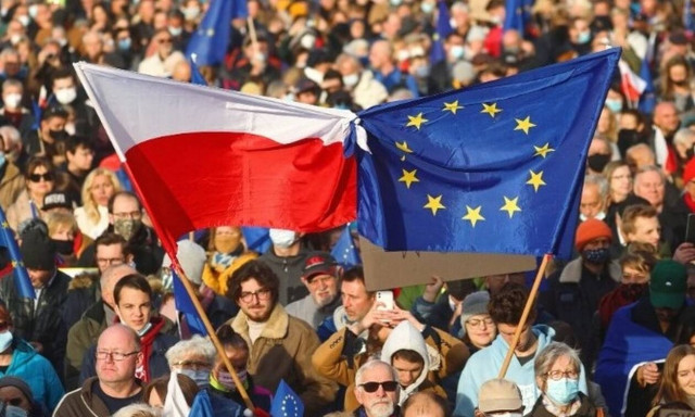 Δεκάδες χιλιάδες Πολωνοί διαδήλωσαν υπέρ της Ευρωπαϊκής Ένωσης
