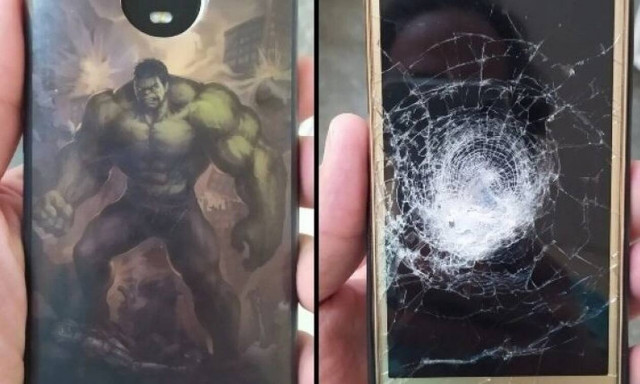 Τον πυροβόλησαν, αλλά τον έσωσε η θήκη κινητού με τον Hulk