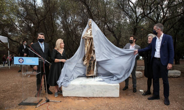 To Twitter σχολίασε το άγαλμα της Μαρίας Κάλλας στην Αθήνα - «Θυμίζει τον κακό από το Terminator»