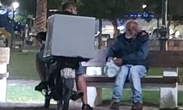Τα social media αποθεώνουν τον ντελιβερά που έδωσε φαγητό σε άστεγο
