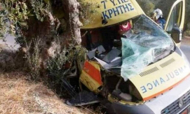 Κρήτη: Ασθενοφόρο του ΕΚΑΒ τράκαρε σε ελιά - Ένας τραυματίας