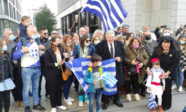 Εντυπωσιακή παρέλαση ομογενών και φιλελλήνων στη Στουτγάρδη για τα 200 χρόνια από το 1821