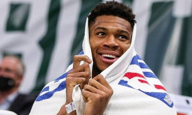 Γιάννης Αντετοκούνμπο: Έπαθε... τρέλα με πιτσιρίκα ενός έτους στο γήπεδο