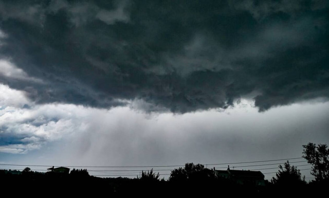 Καιρός ΤΩΡΑ: Ισχυρή καταιγίδα στην Αττική - «Άνοιξαν» οι ουρανοί