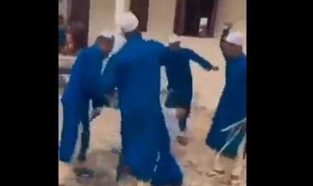 Σάλος στη Νιγηρία για το μαστίγωμα μαθήτριας σε σχολείο από δασκάλους αφού το ζήτησε ο… πατέρας της!