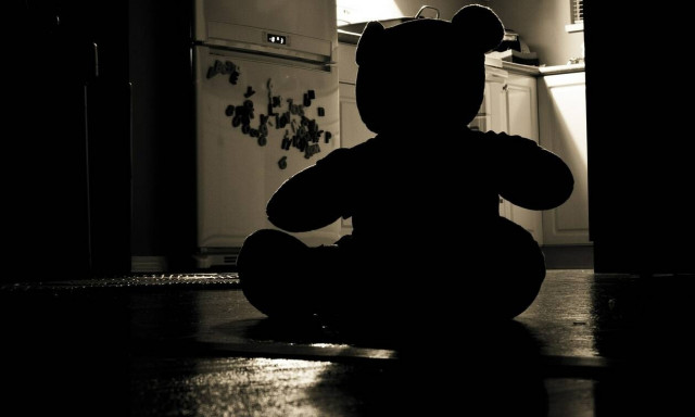 Φρίκη στη Θεσσαλονίκη: Στερέωνε το κινητό σε έπιπλο και βιντεοσκοπούσε τους βιασμούς των ανιψιών του