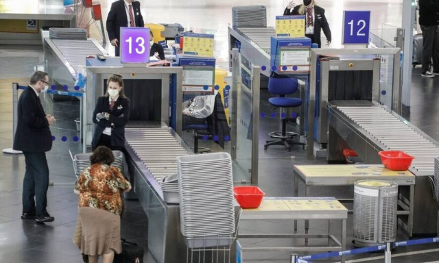 Θα «ξετινάζουν» τα τελωνεία όσους ταξιδεύουν με μεγάλα ποσά και χρυσό – Τι αλλάζει η ΑΑΔΕ