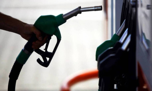 Ποιοι θα χάσουν έναν ολόκληρο μισθό εξαιτίας των ανατιμήσεων στα καύσιμα – Αναλυτικά παραδείγματα