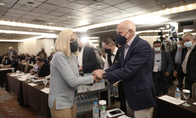 Ο Γ. Παπανδρέου επισκέφθηκε την Φ. Γεννηματά στο νοσοκομείο