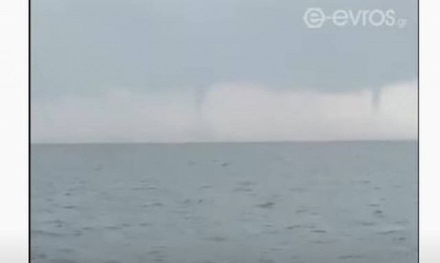 Τρεις υδροστρόβιλοι ανοιχτά της Αλεξανδρούπολης - Εντυπωσιακές εικόνες (vid)