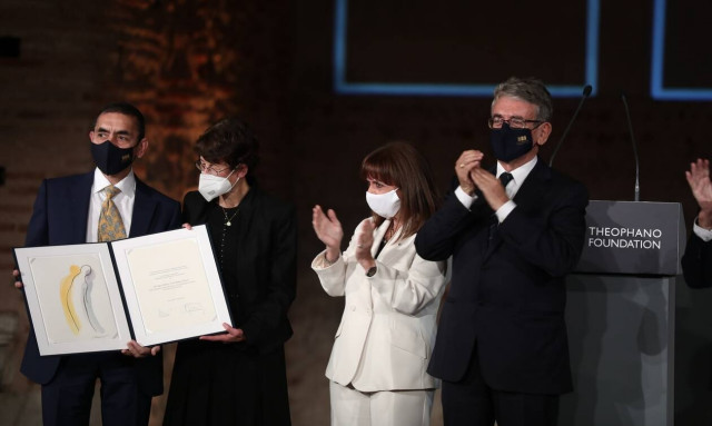 Η Κατερίνα Σακελλαροπούλου βράβευσε τους ιδρυτές της BioNTech: Ανεκτίμηση η προσφορά σας