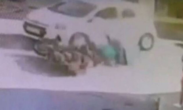 Τρομακτικό βίντεο από τροχαίο με ντελιβερά: Τον έσωσε το κράνος (vid)