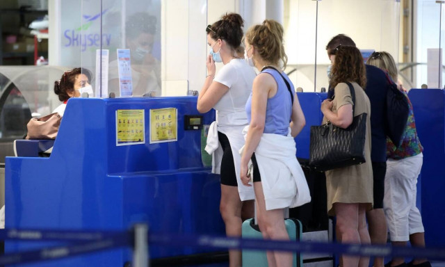 Χειροπέδες σε Ελβετίδα στο αεροδρόμιο Ηρακλείου που δεν διέθετε τεστ για covid