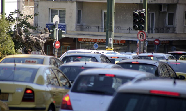 Κίνηση ΤΩΡΑ: «Κόλαση» στους δρόμους πριν την επέλαση του «Μπάλλου» - Ποιους δρόμους να αποφύγετε