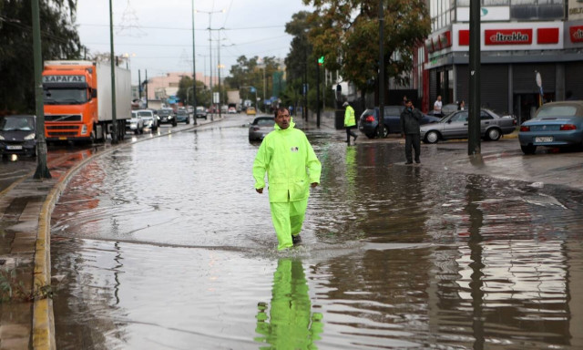 Κακοκαιρία «Μπάλλος»: Έκλεισε η λεωφόρος Κηφισίας στο ρεύμα προς Αθήνα