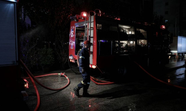 Θεσσαλονίκη: Μεγάλη φωτιά σε εργοστάσιο χαρτικών