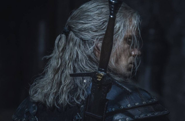 Ο Χένρι Κάβιλ είναι έτοιμος για μάχη στην αφίσα του The Witcher