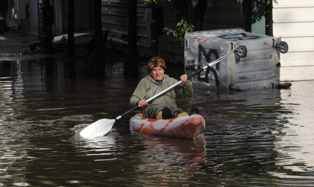 Κακοκαιρία «Μπάλλος»: Απίστευτες εικόνες – Βγήκαν με κανό στους πλημμυρισμένους δρόμους