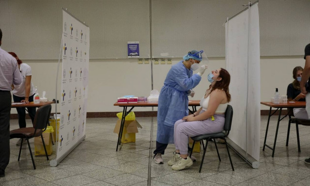 Κρούσματα σήμερα - Η κατανομή των 2.665 νέων μολύνσεων: 496 στην Αττική, 423 στην Θεσσαλονίκη