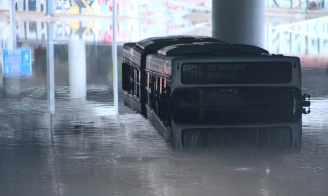 Κακοκαιρία «Μπάλλος»: Ακόμα στην Ποσειδώνος το λεωφορείο που «βούλιαξε» - Η απάντηση της ΟΣΥ