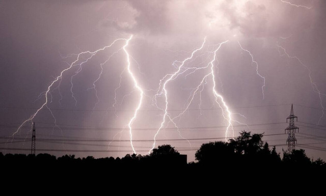 Κακοκαιρία «Μπάλλος»: Ισχυρή καταιγίδα ΤΩΡΑ στην Αθήνα - Αγωνία για τις επόμενες ώρες