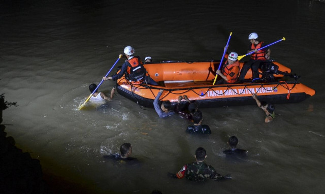 Τραγωδία στην Ινδονησία: Πνίγηκαν 11 μαθητές που καθάριζαν ποτάμι