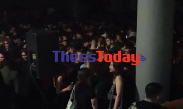 Θεσσαλονίκη: Ξέφρενο γλέντι στο ΑΠΘ και… απίστευτος συνωστισμός – Πάνω από 1.500 άτομα (vids)