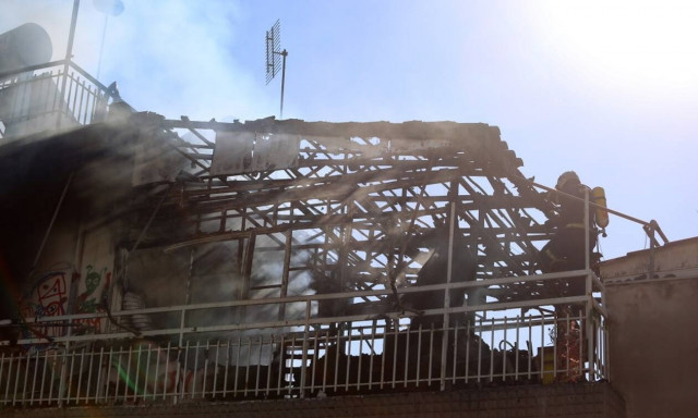 Φωτιά στον Κολωνό: Βίντεο ντοκουμέντο - Ένοικος προσπαθεί να γλιτώσει από τις φλόγες