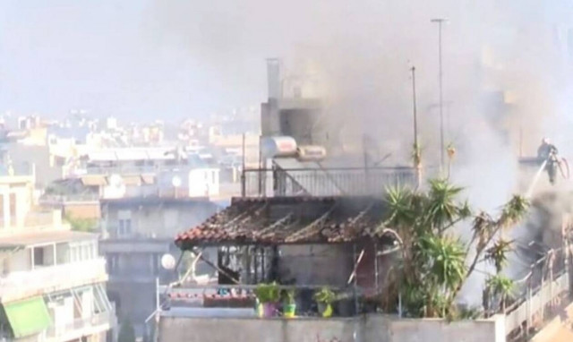 Φωτιά σε πολυκατοικία στον Κολωνό - Συναγερμός στην Πυροσβεστική