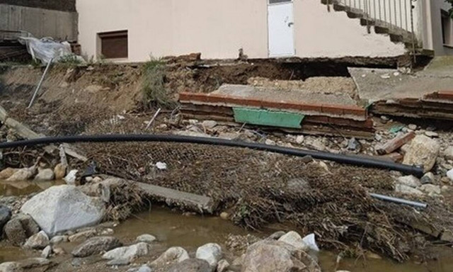 Χαλκιδική: Σπίτι στον... αέρα - Το κατάπιε χείμαρρος (photos)