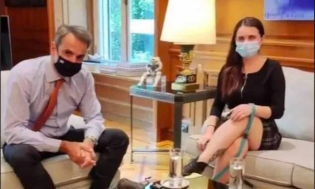 Η συνάντηση Μητσοτάκη με την Tik Toker Άννα Μπαλάν που δίνει φωνή σε άτομα με προβλήματα όρασης