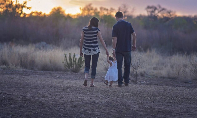 Εθνικό σχέδιο για τη στήριξη της οικογένειας σε μία Ελλάδα που γερνάει: Τα μέτρα που εξετάζονται