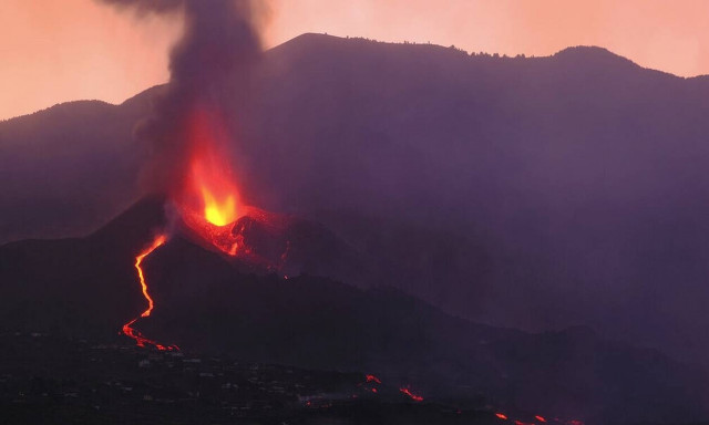 Ισπανία: Καθηλωμένα τα αεροσκάφη στη Λα Πάλμα, λόγω της τέφρας από το ηφαίστειο Κούμπρε Βιέχα