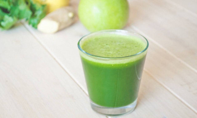 Ο χυμός που πρέπει να πιείς αν ξυπνάς με πονοκέφαλο