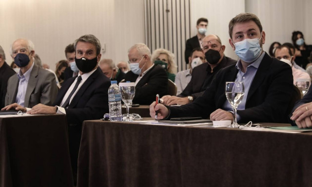 Σε νευρική κρίση το ΚΙΝΑΛ λόγω Παπανδρέου - Δεν κάνουν πίσω οι υποψήφιοι