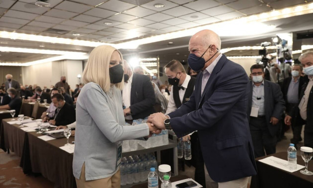 Ο Γιώργος Παπανδρέου θέλει να τον σηκώσουν στα... χέρια - Mind the GAP σύντροφοι