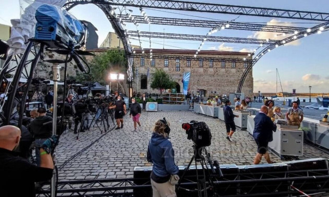 Χανιά: Γέμισε με... Ρουμάνους σεφ το λιμάνι - Το ριάλιτι που αναστάτωσε την πόλη