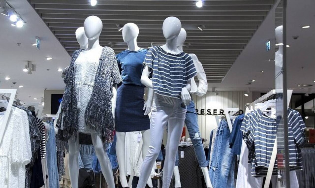 Πότε ξεκινούν οι φθινοπωρινές εκπτώσεις- Ποιες Κυριακές θα είναι ανοιχτά τα καταστήματα