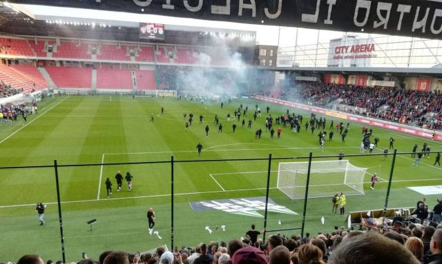 Ξύλο και τραυματίες στη Σλοβακία: Διακόπηκε το ντέρμπι Σπαρτάκ Τρνάβα – Σλόβαν Μπρατισβλάβας (vids)