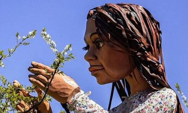 Γαλλία: Η μαριονέτα Αμάλ έφτασε στο Καλαί, τον προτελευταίο σταθμό της «οδύσσειάς» της στην Ευρώπη