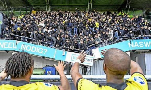 Τρομάρα στην Ολλανδία: «Γκρεμίστηκε» κερκίδα την ώρα που οι οπαδοί πανηγύριζαν (video)