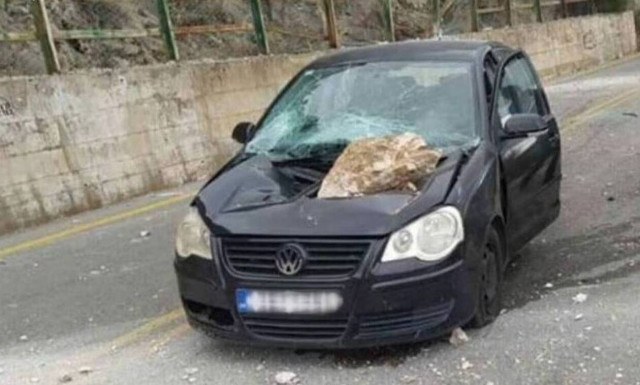 Αράχωβα: «Λίγα εκατοστά ακόμα και θα ήμασταν νεκροί», είπε ο οδηγός που έπεσε βράχος στο Ι.Χ. του