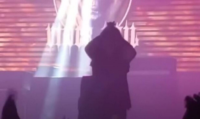 Vince Neil: Ατύχημα για τον τραγουδιστή - Έπεσε από τη σκηνή, έσπασε πλευρά (vid)