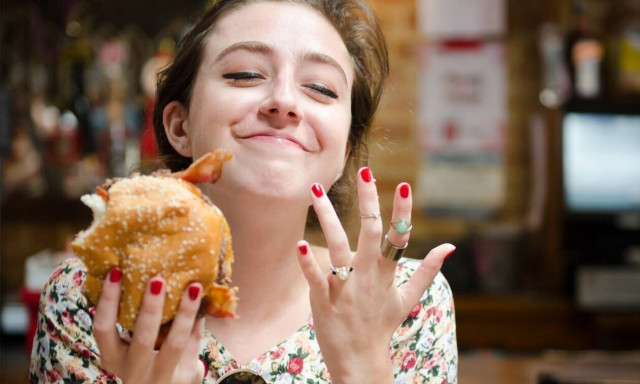 Εννοείτε ότι λατρεύουμε τις γυναίκες που τρώνε με τα χέρια!