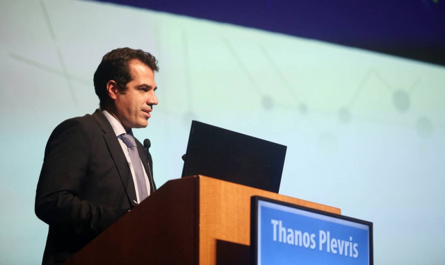 Θάνος Πλεύρης: Όποιος εμβολιάζεται παίρνει πίσω την ζωή του - Η κοινωνία δεν θα μείνει πίσω